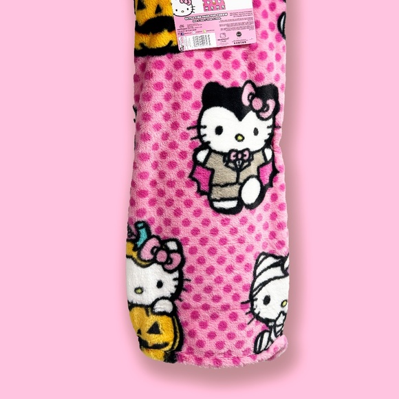 Hello Kitty Dracula Frankie Faux Fur Halloween Blanket - Picture 1 of 5